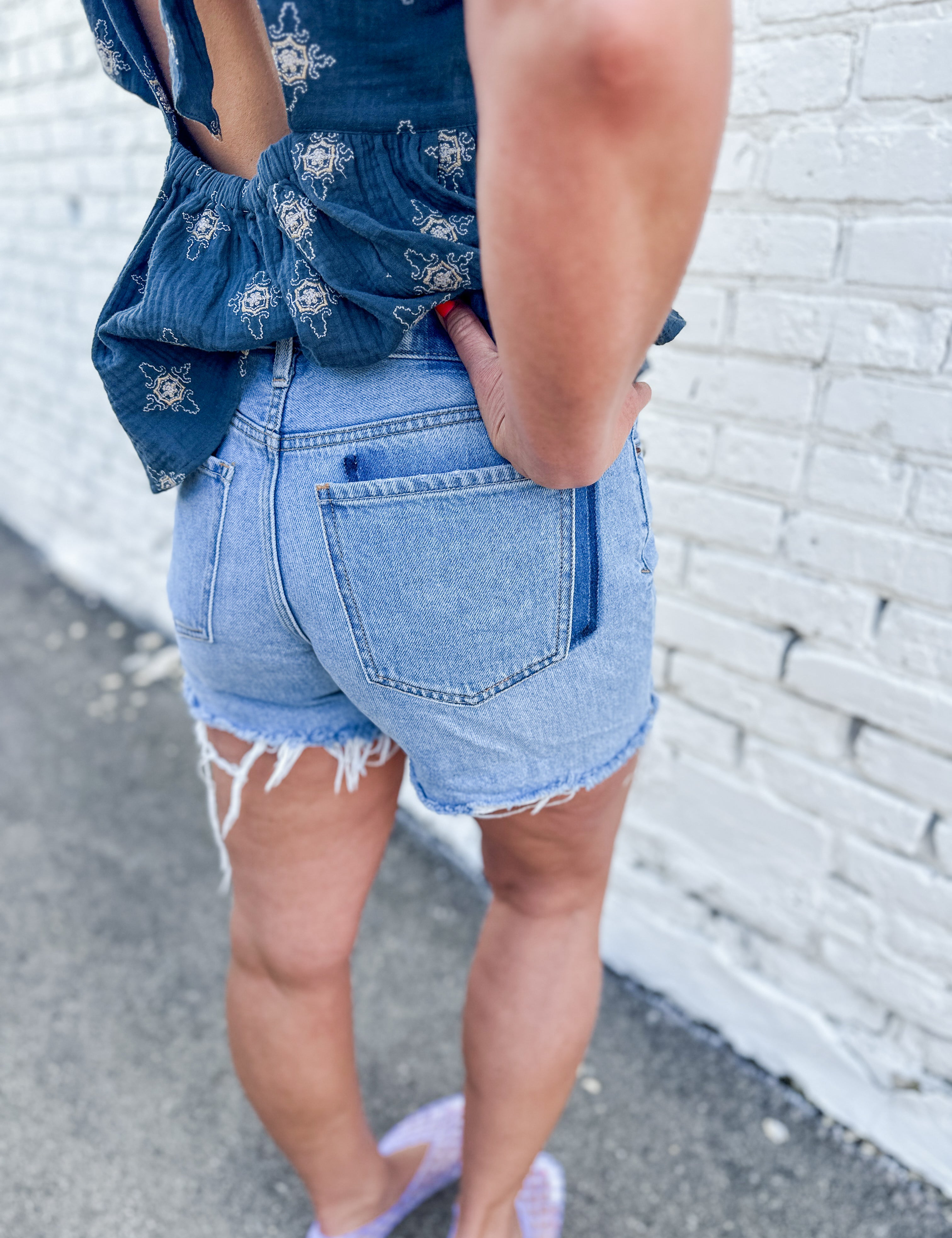 DAZE The Crossroads Mid Rise Loose Short